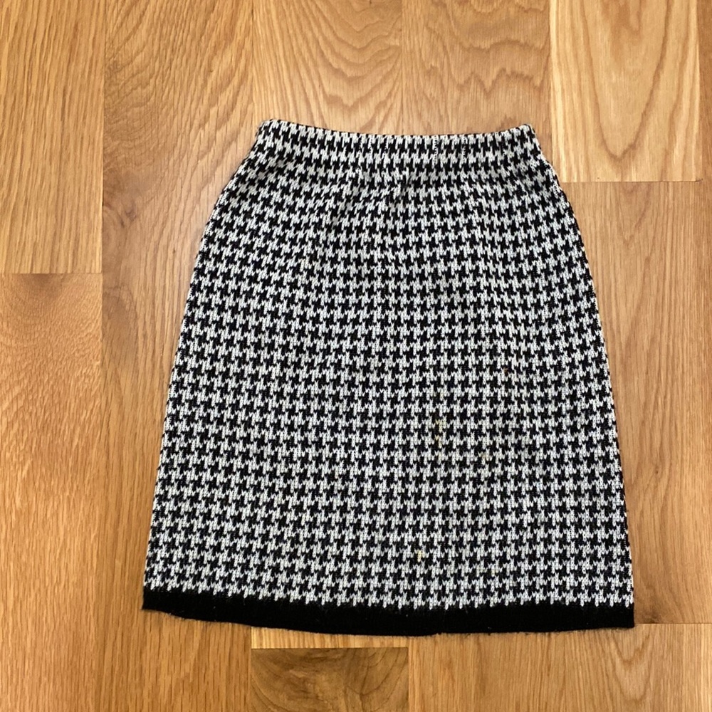 Black and white patterned soft pencil skirt